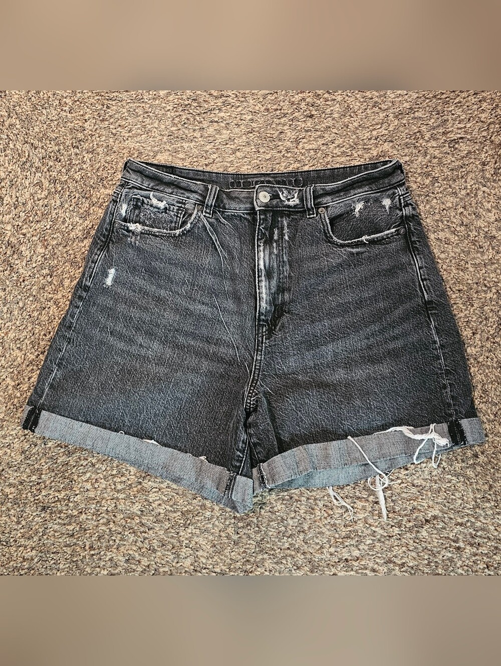 AMERICAN EAGLE Relaxed Mom Short High Rise Cuff 4" inseam Distressed Black 12